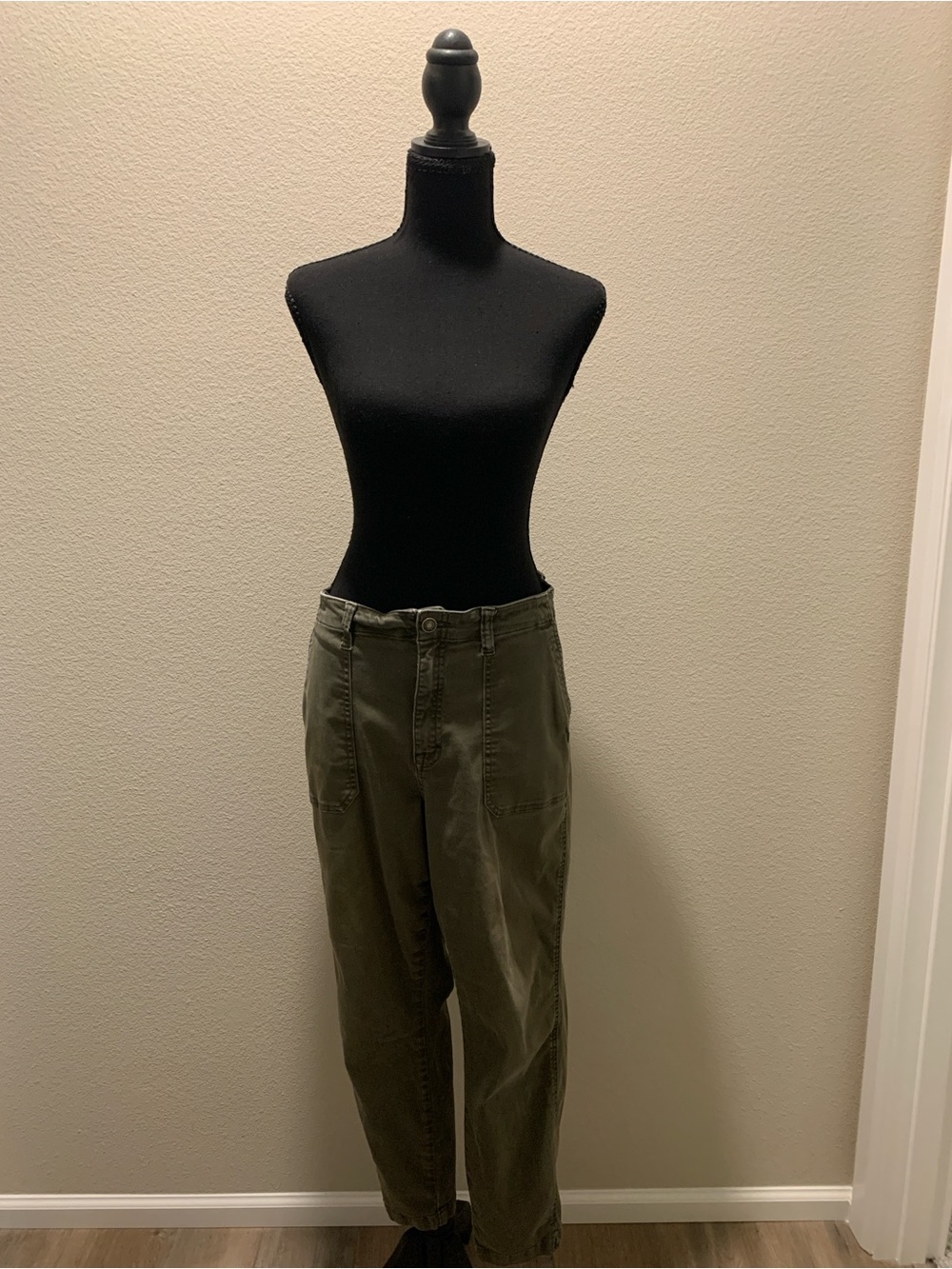 Studio Blue Olive Green Utility Cargo Pants with Front Patch Pockets (Size 32)